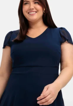 Abendkleid mit Flügelärmeln
