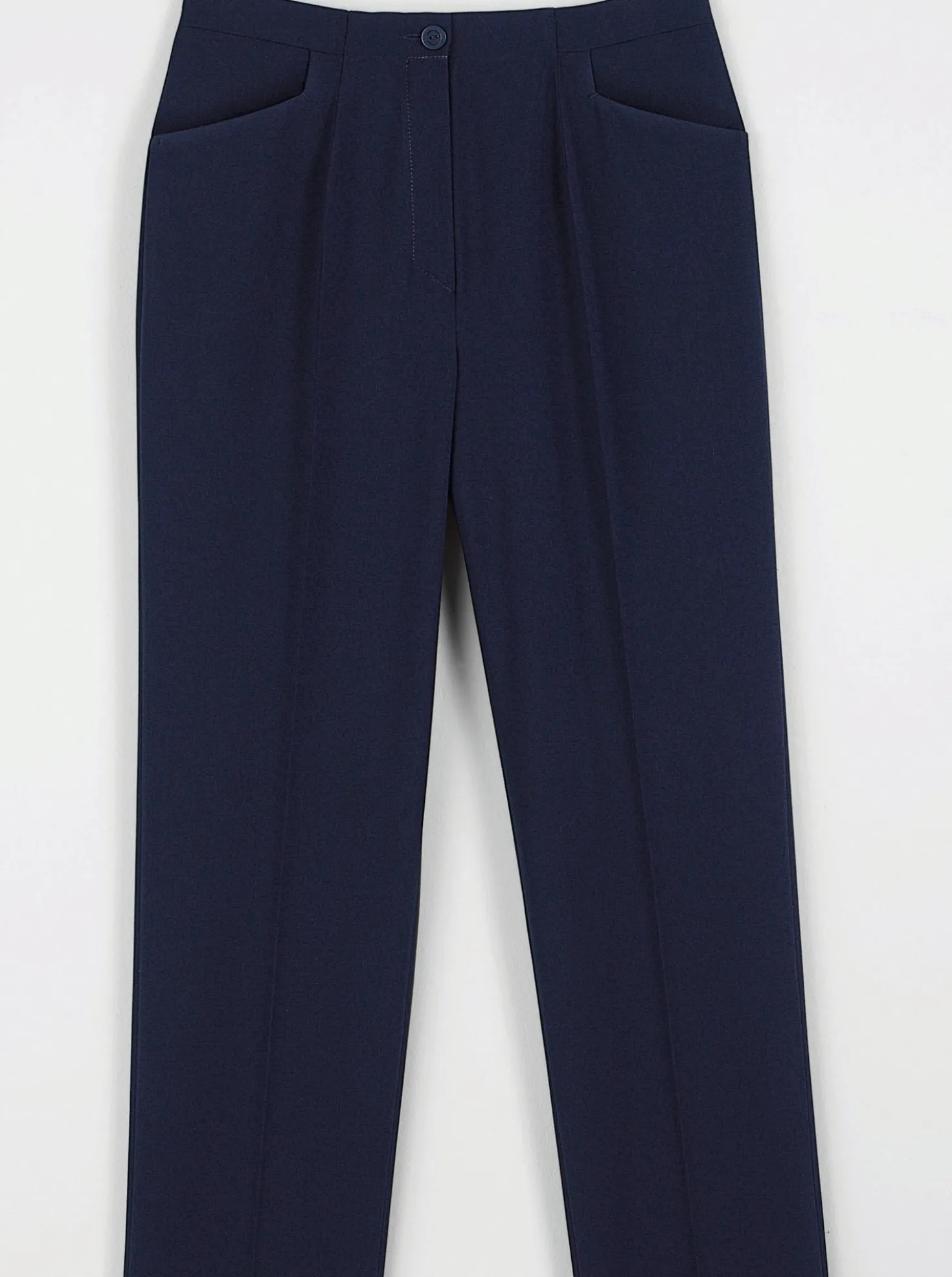 Bügelfaltenhose in Bauch-weg-Form