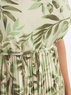 Blumenkleid mit plissiertem Rock