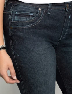 Bootcut-Jeans mit Used-Effekten