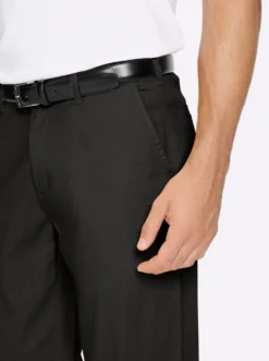 Chinohose mit 2 eingearbeiteten Gesäßtaschen