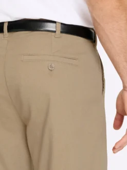 Chinohose mit 2 eingearbeiteten Gesäßtaschen