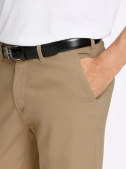 Chinohose mit 2 eingearbeiteten Gesäßtaschen