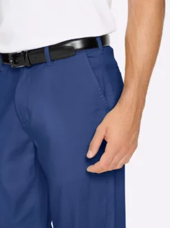 Chinohose mit 2 eingearbeiteten Gesäßtaschen