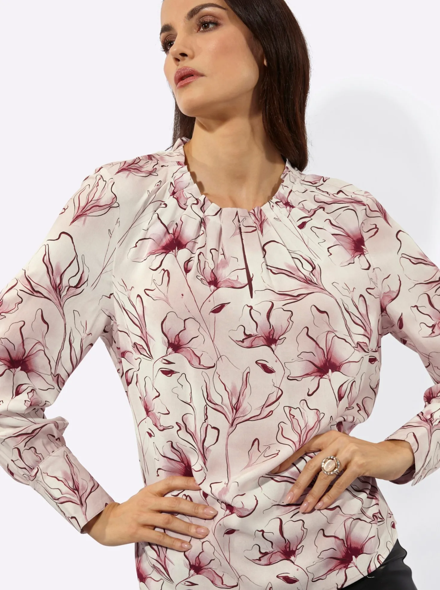 Druckbluse mit knöpfbaren Manschetten