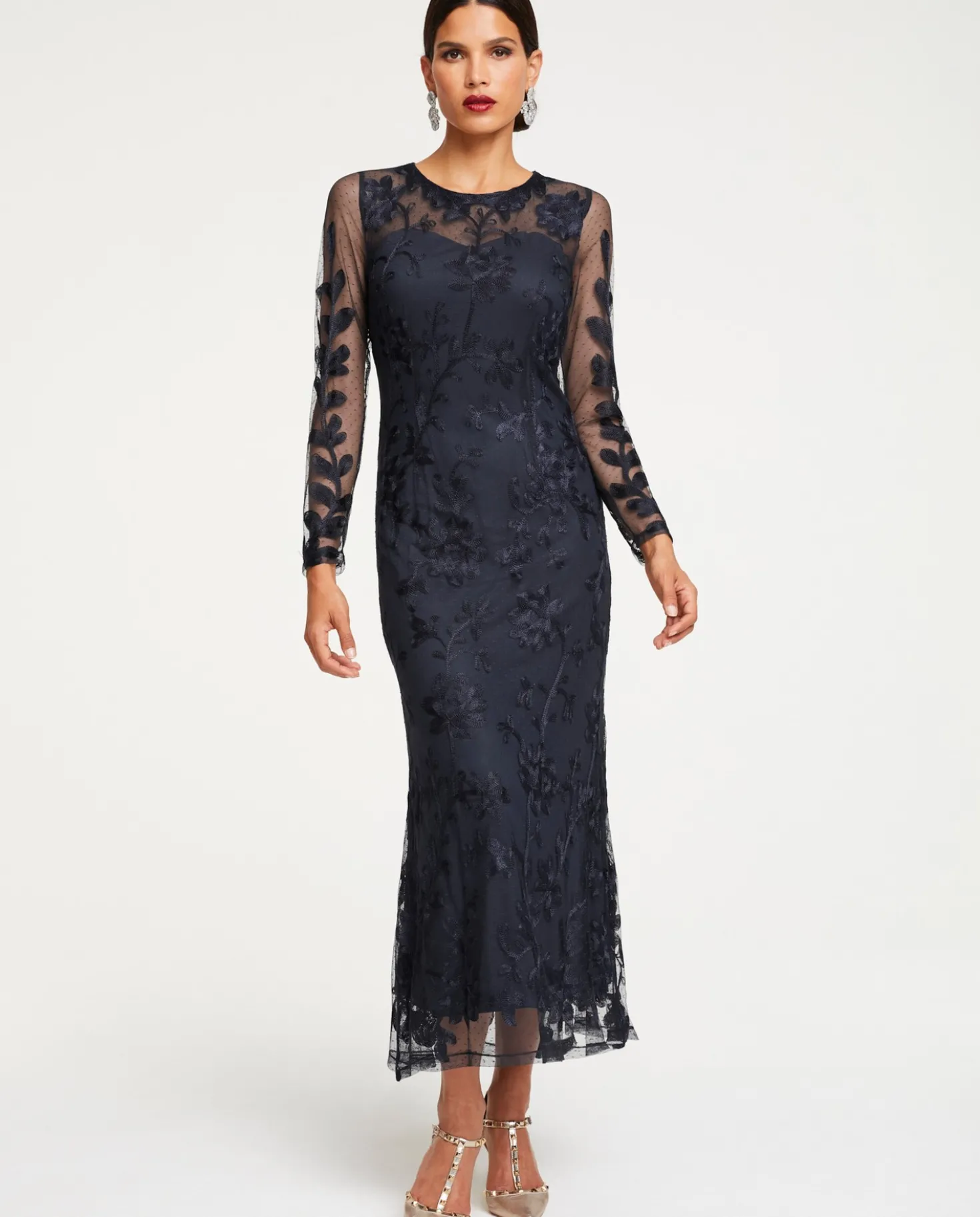 Elegantes Abendkleid mit Stickerei