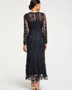 Elegantes Abendkleid mit Stickerei