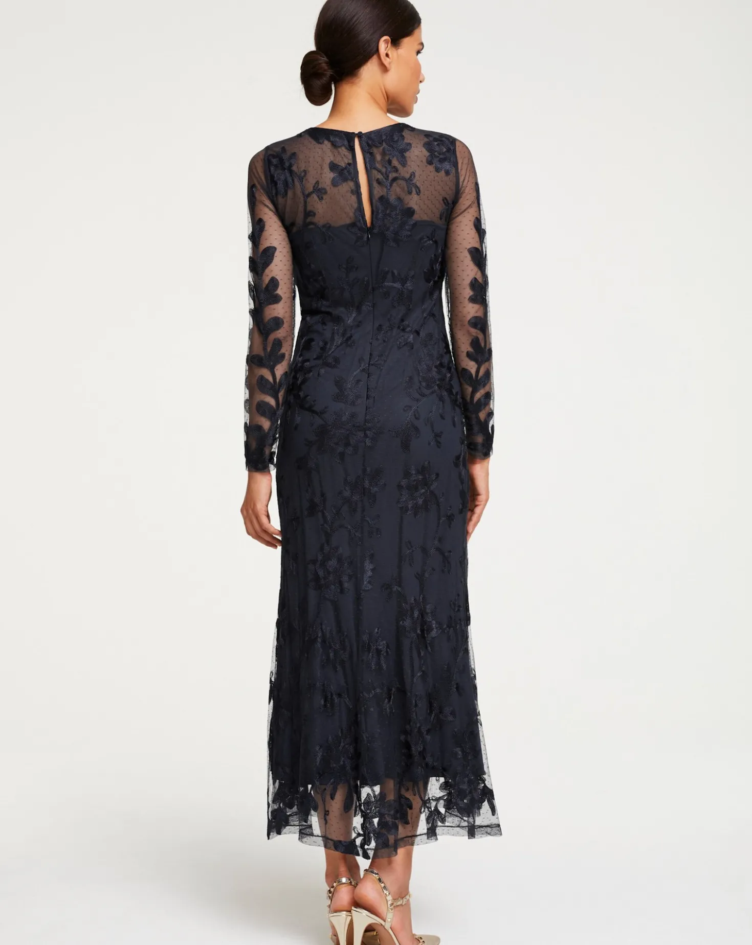 Elegantes Abendkleid mit Stickerei