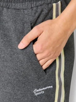 Freizeithose mit Kontraststreifen