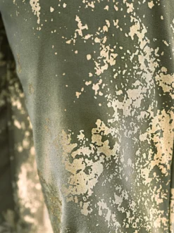 Hose mit goldfarbenem Druck