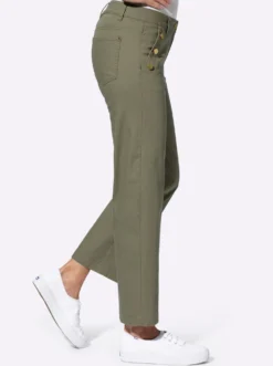 Hose mit Zierknöpfen