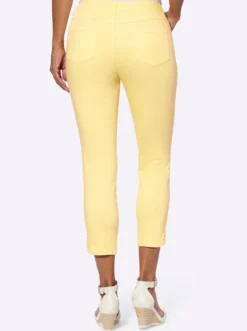 7/8-Jeans mit Glitzersteinchen an den Beinschlitzen