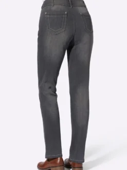 Jeans mit Nieten an den Taschen
