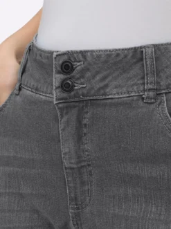 Jeans mit Nieten an den Taschen