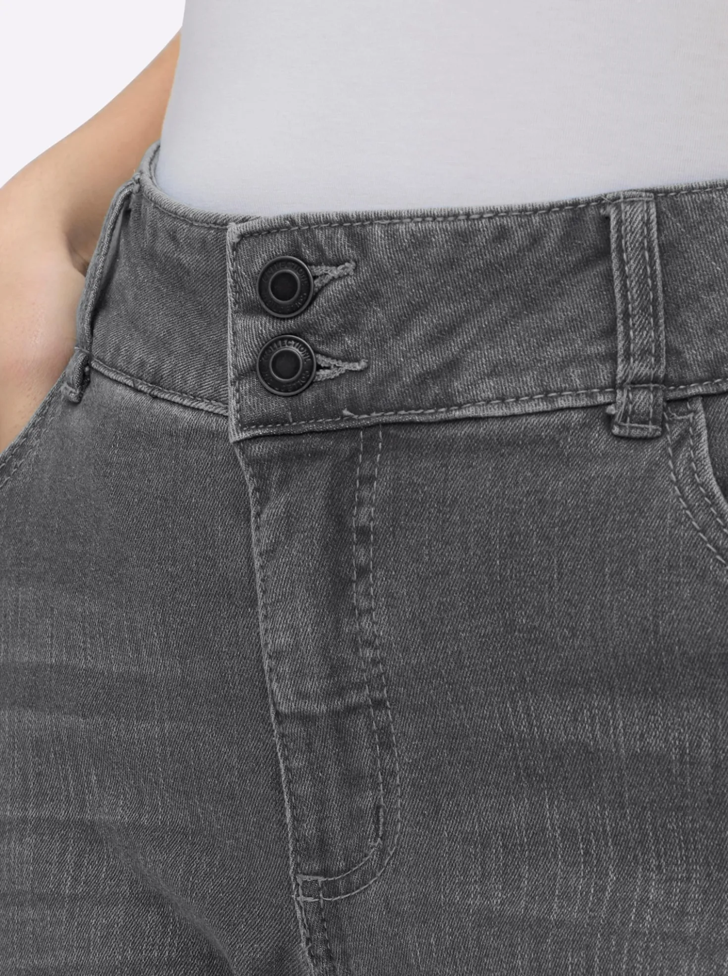 Jeans mit Nieten an den Taschen