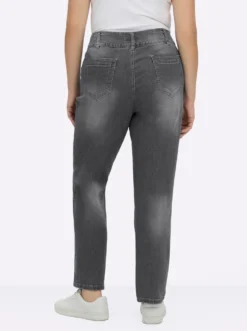 Jeans mit Nieten an den Taschen