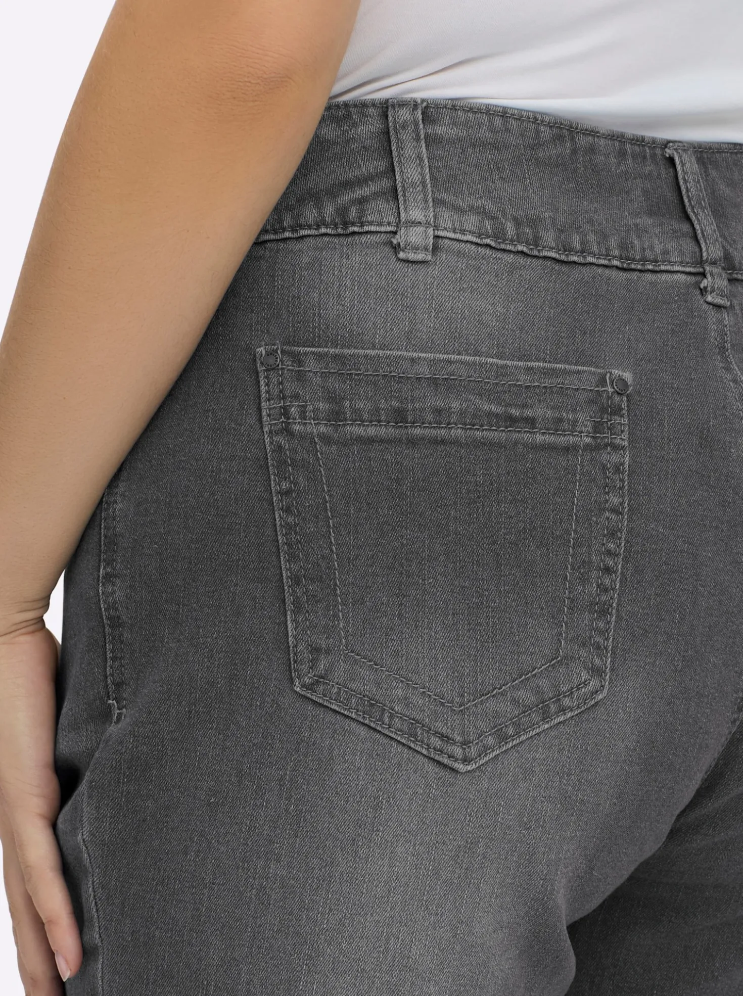 Jeans mit Nieten an den Taschen