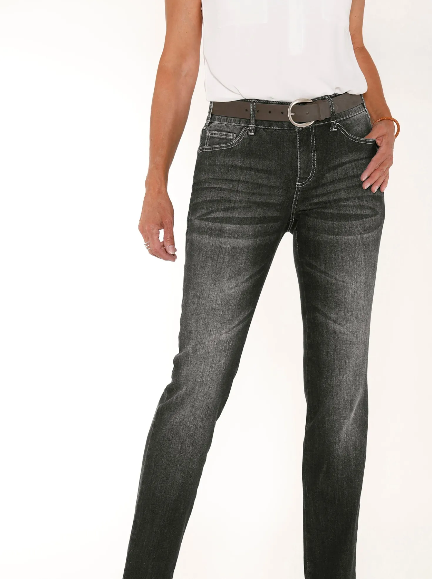 Jeans mit Nieten an den Taschen