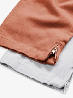 Jeans mit Reißverschluss am Bein