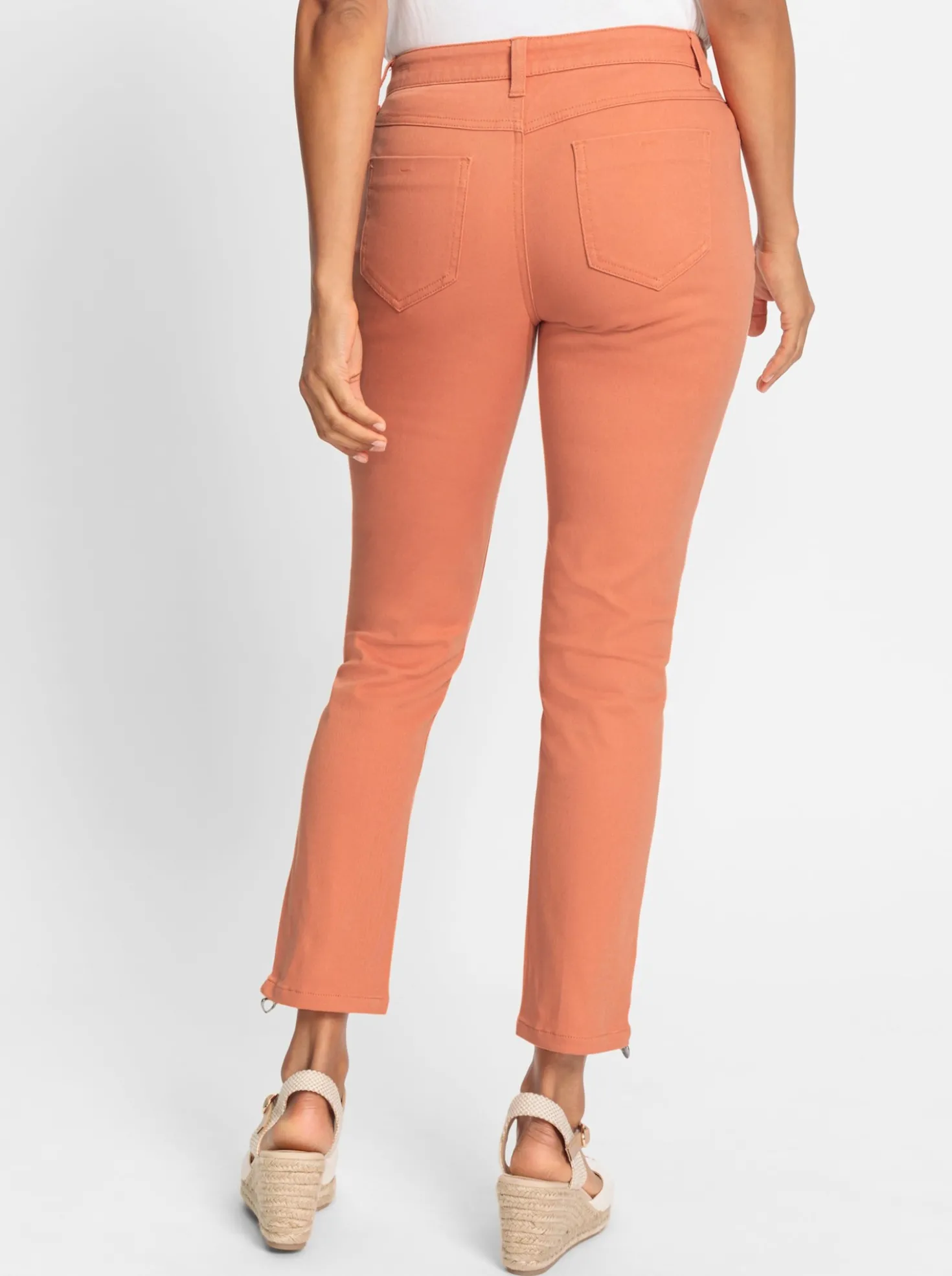 Jeans mit Reißverschluss am Bein