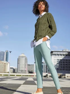 Jeans mit Reißverschluss am Saum