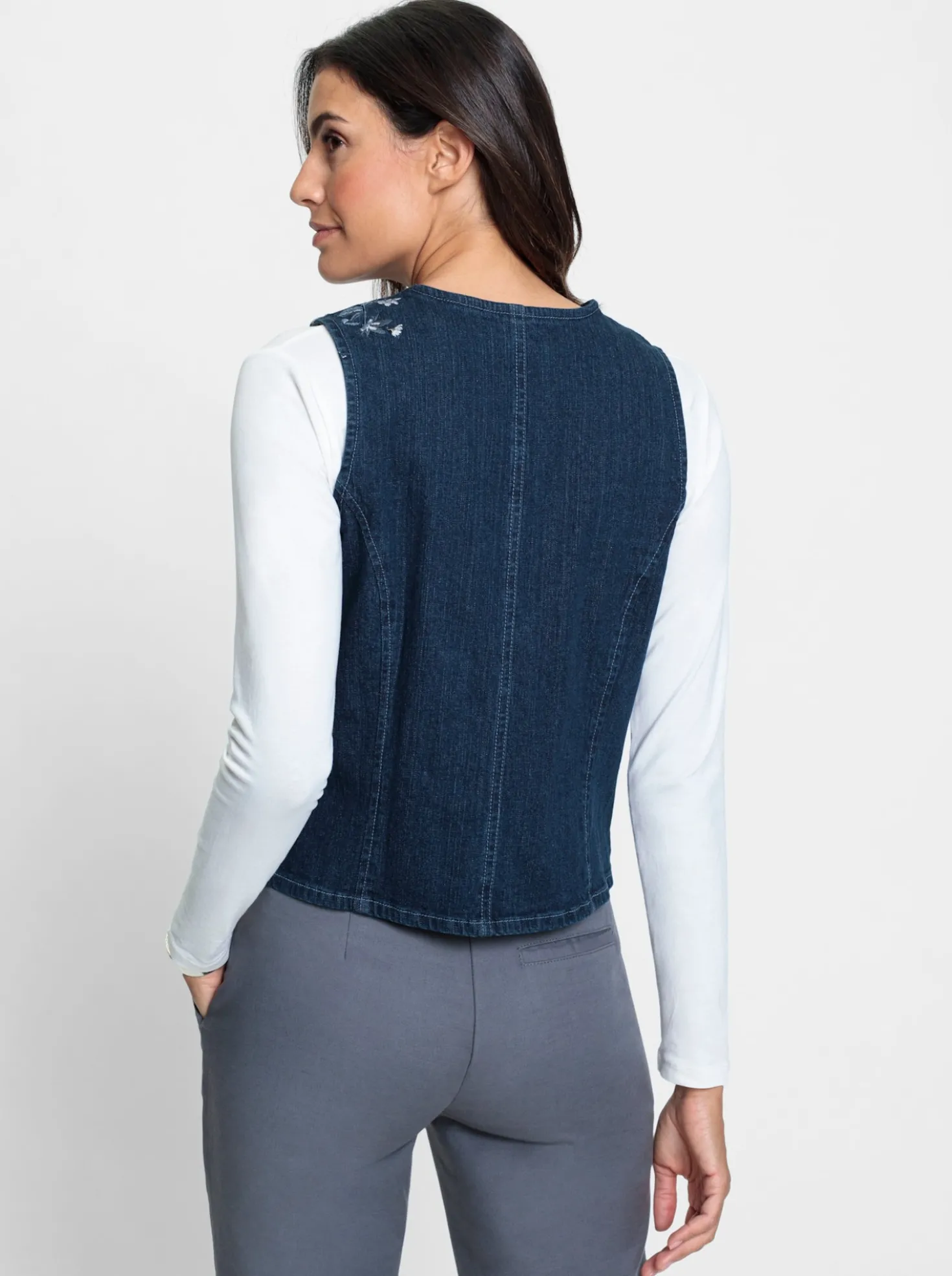 Jeansweste mit Blütenstickerei