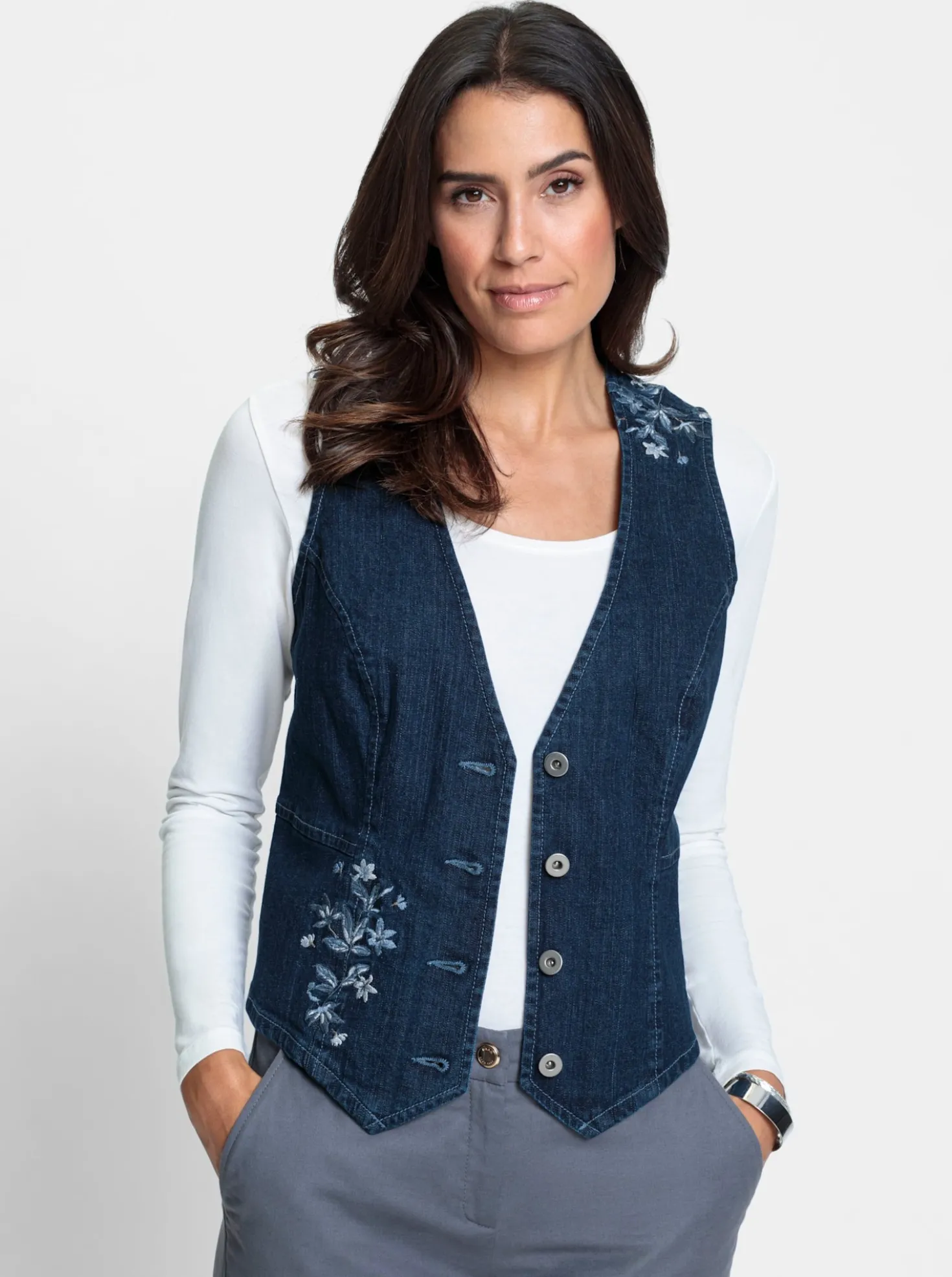 Jeansweste mit Blütenstickerei