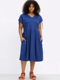 Jerseykleid mit Blütenstickereien