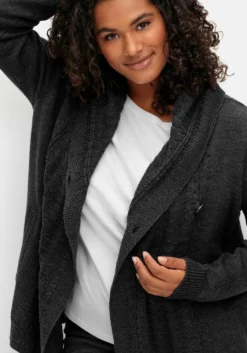 Kapuzenstrickjacke mit Knopf