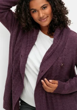 Kapuzenstrickjacke mit Knopf