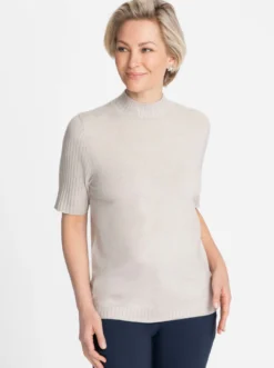 Kurzarmpullover mit geripptem Kragen