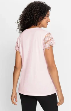Kurzarmshirt mit Flügelärmeln aus Spitze