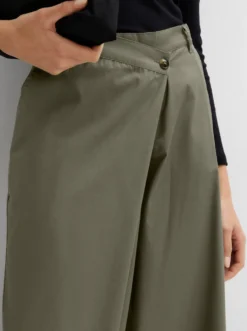 Marlene-Hose mit asymmetrischem Knopfverschluss
