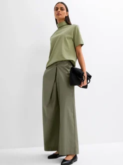Marlene-Hose mit asymmetrischem Knopfverschluss