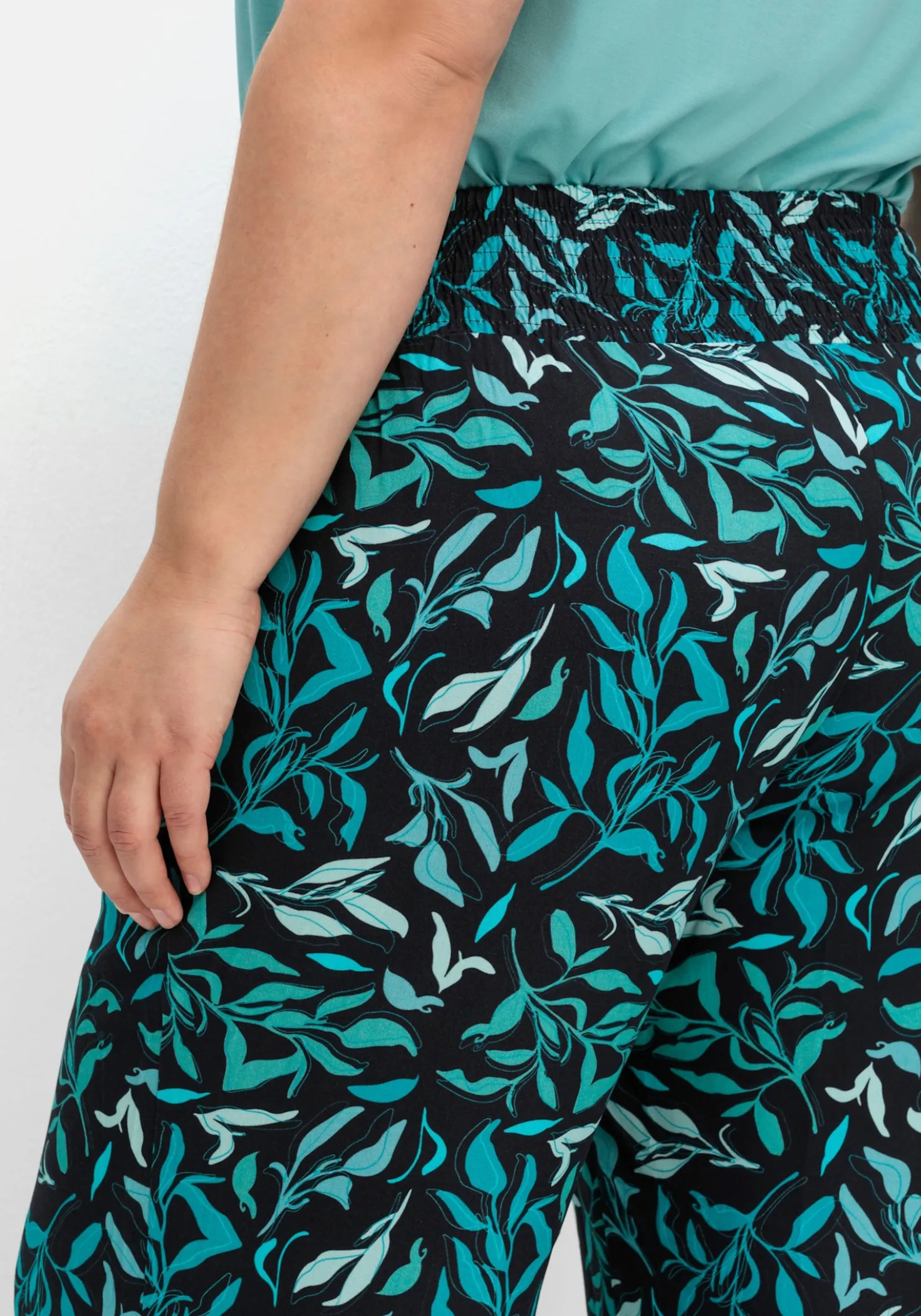 Schlupfhose mit weitem Bein und Blätterprint