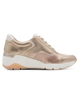 Sneaker im Materialmix