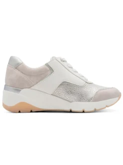 Sneaker im Materialmix