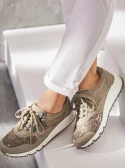 Sneaker mit Stretch-Einsatz, für kräftige Füße