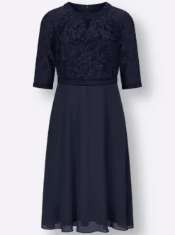Spitzenkleid mit weitem Rockteil