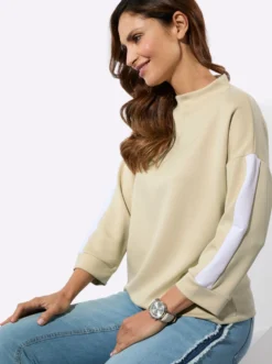 Stehkragenshirt mit Kontraststreifen