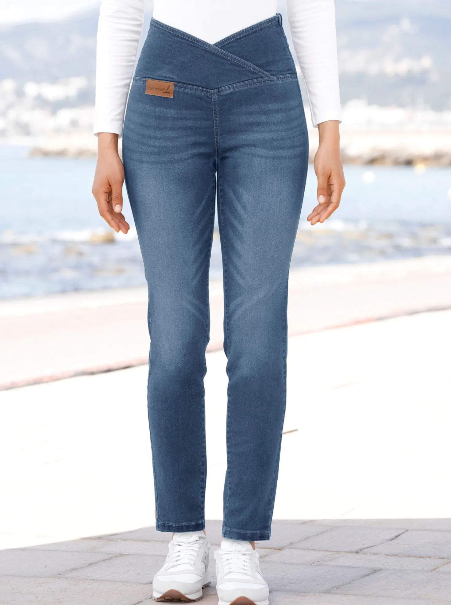 Stretch-Jeans mit überlappendem Bund