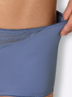 Taillenslip mit Spitzeneinsatz