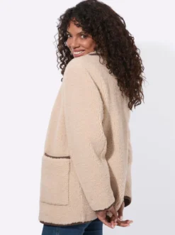 Teddyjacke mit Schmuckknöpfen