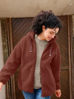 Teddyjacke mit weitenregulierbarer Kapuze