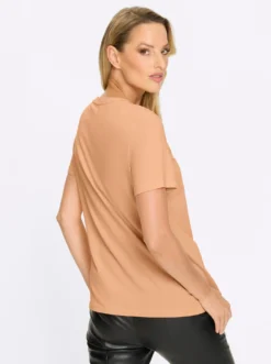 T-Shirt mit gebogtem Ausschnitt