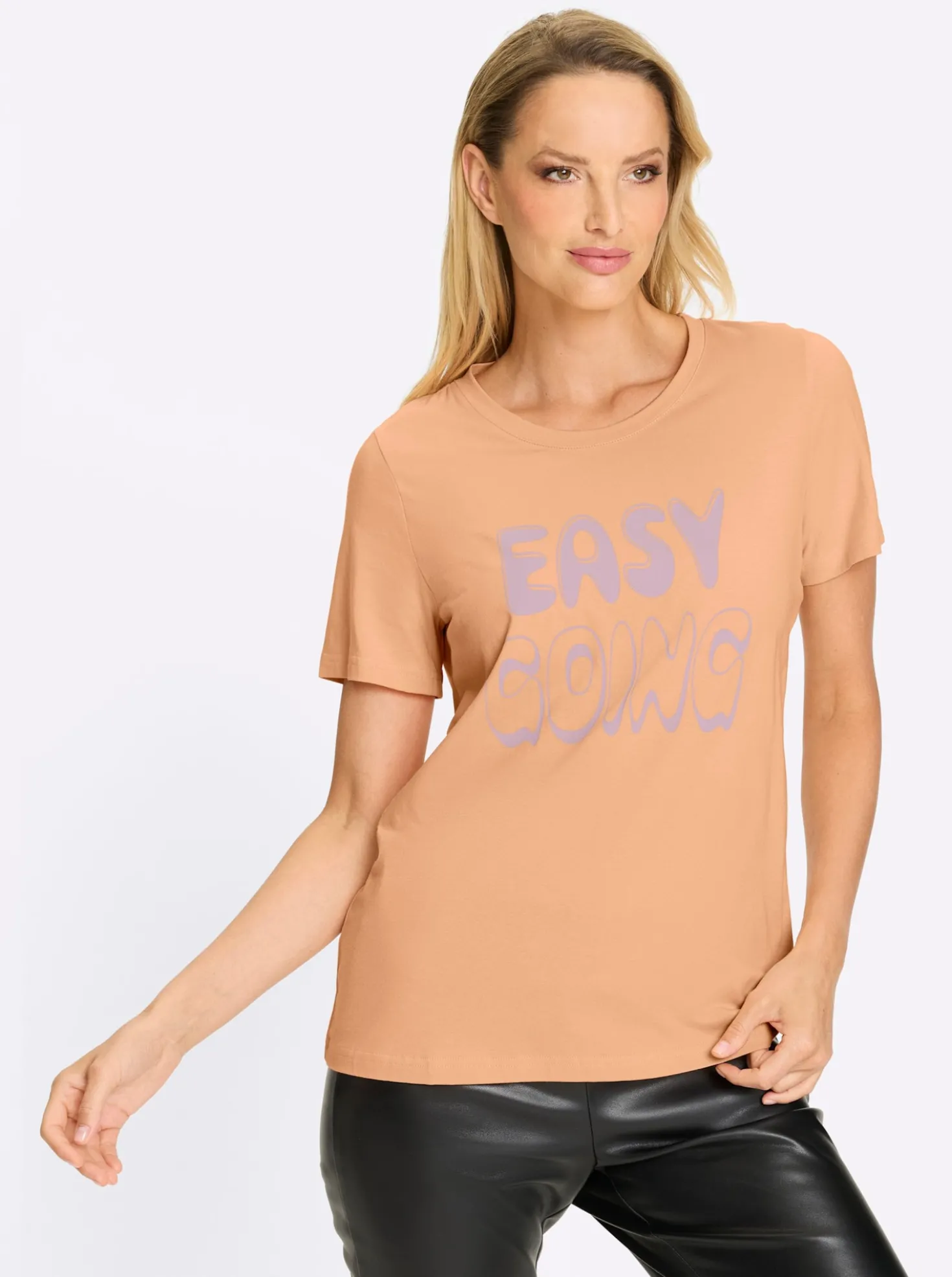 T-Shirt mit gebogtem Ausschnitt