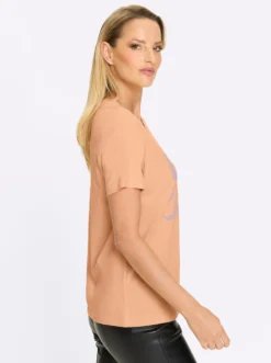 T-Shirt mit gebogtem Ausschnitt