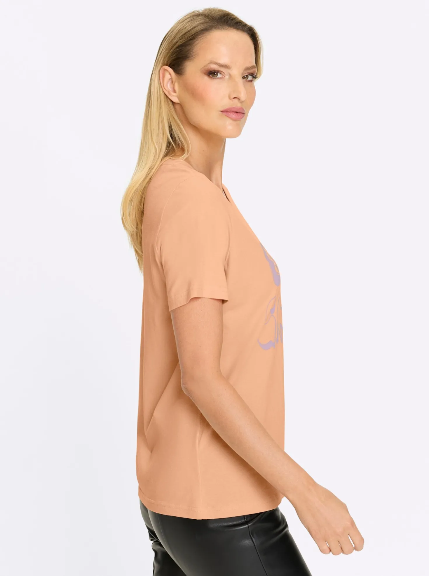 T-Shirt mit gebogtem Ausschnitt