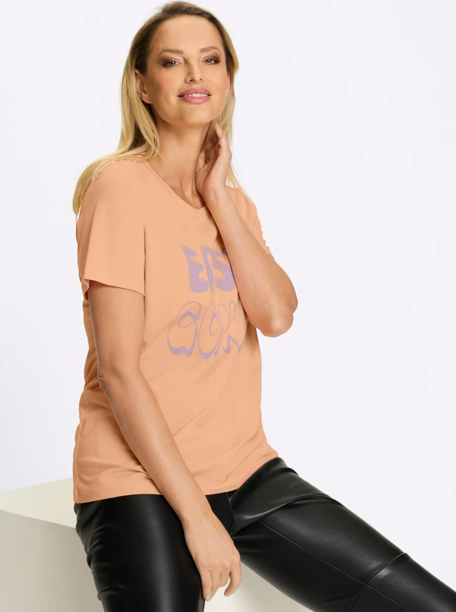 T-Shirt mit gebogtem Ausschnitt
