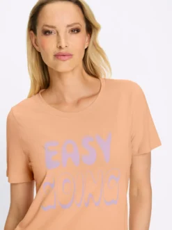 T-Shirt mit gebogtem Ausschnitt